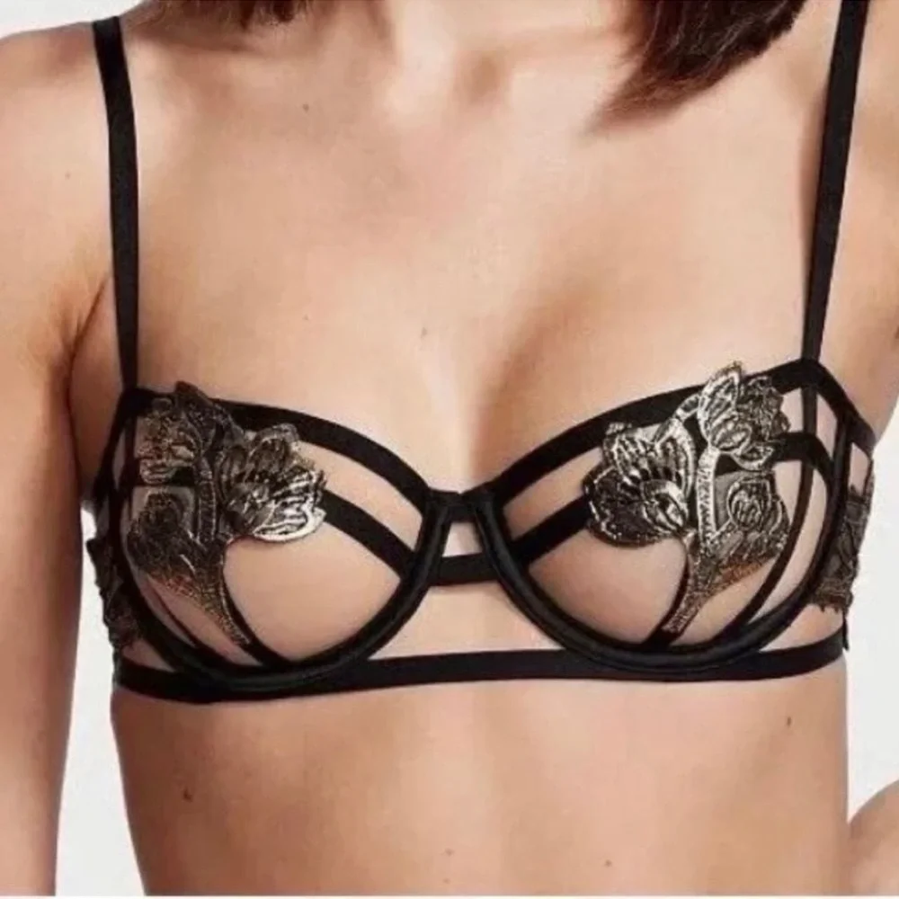 New Victoria’s Secret Very Sexy Strappy Embroidered Unlined Open Cup Size 34C